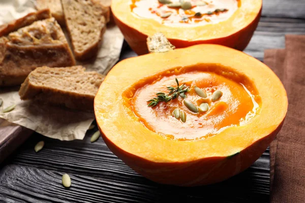 Leckere Sahnesuppe Kürbis Auf Holztisch Serviert — Stockfoto