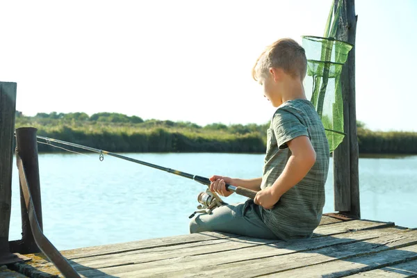 Malý Chlapec Rybářské Sám Slunečný Den Prostor Pro Text — Stock fotografie