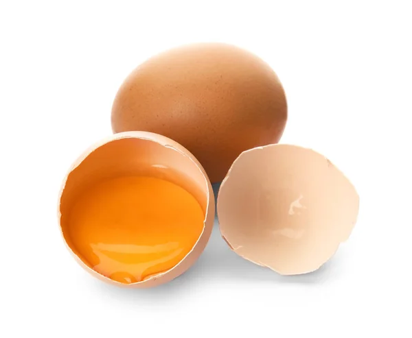 Huevos Pollo Agrietados Enteros Sobre Fondo Blanco —  Fotos de Stock