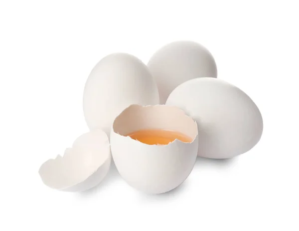 Ραγισμένο Και Ολόκληρο Κοτόπουλο Αυγά Λευκό Φόντο — Φωτογραφία Αρχείου