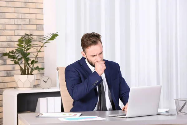 Zieke Zakenman Lijden Hoest Kantoor — Stockfoto