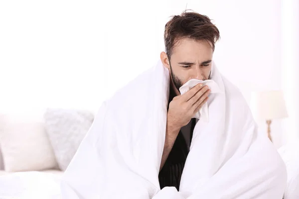 Hombre Enfermo Que Sufre Tos Casa — Foto de Stock