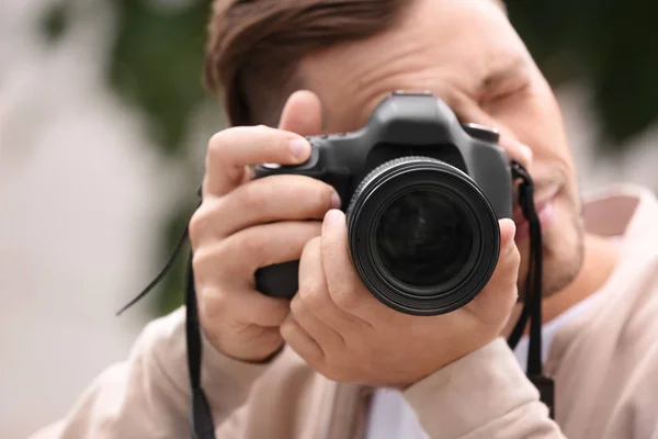 Fotógrafo Masculino Com Câmera Profissional Fundo Embaçado Close — Fotografia de Stock