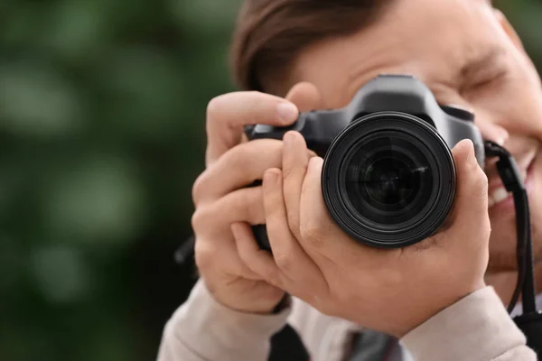 Fotógrafo Masculino Con Cámara Profesional Sobre Fondo Borroso Espacio Para —  Fotos de Stock