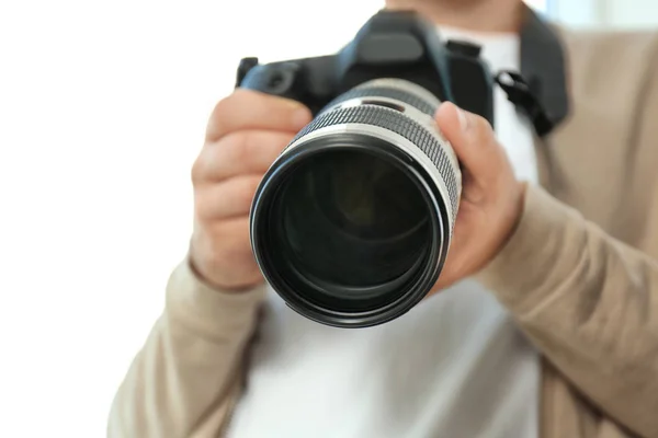 男性摄影师与专业相机在白色背景 特写镜头 — 图库照片