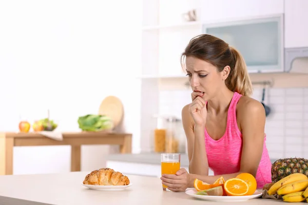 Mujer Eligiendo Entre Postre Frutas Mesa Cocina Dieta Saludable —  Fotos de Stock