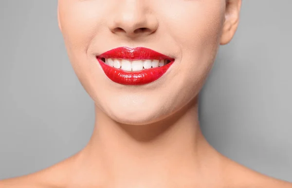 Vacker Ung Kvinna Med Röda Glansiga Läppar Grå Bakgrund Närbild — Stockfoto
