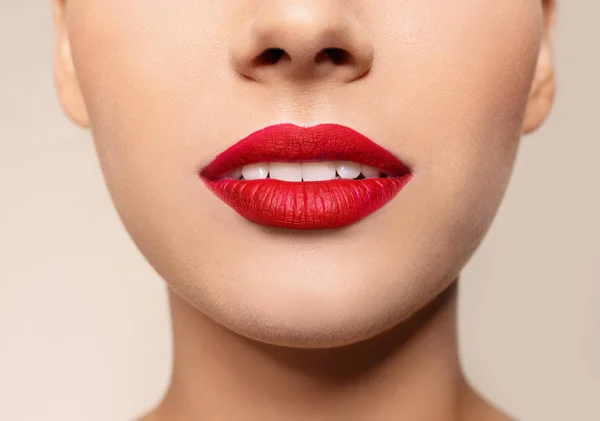 クローズ アップの背景色に赤い唇と美しい若い女性 — ストック写真