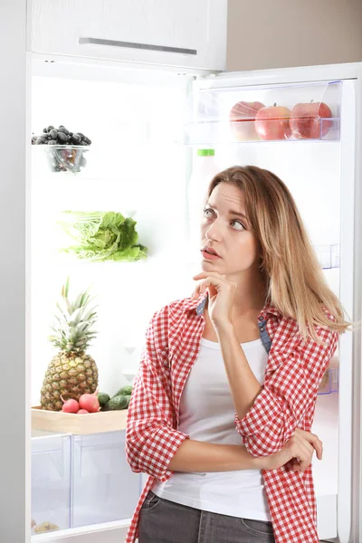 Mulher Escolhendo Comida Geladeira Cozinha Dieta Saudável — Fotografia de Stock
