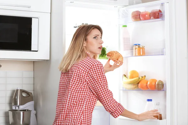 Женщина Выбирает Еду Холодильника Кухне Здоровое Питание — стоковое фото