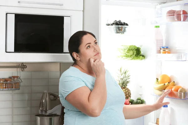 Mulher Escolhendo Comida Geladeira Cozinha Dieta Saudável — Fotografia de Stock