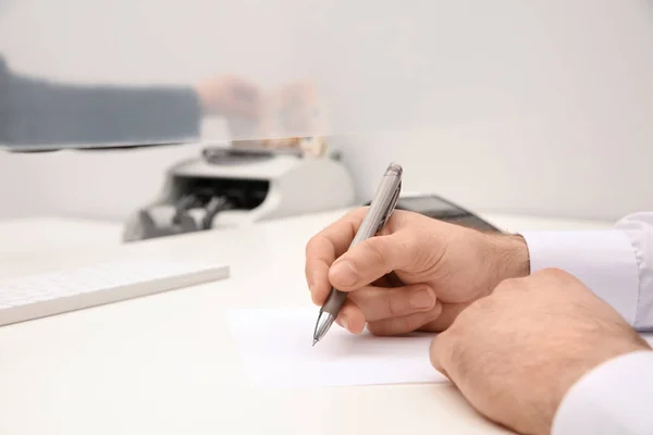 Man Vullen Lege Bij Cash Departement Venster Close — Stockfoto