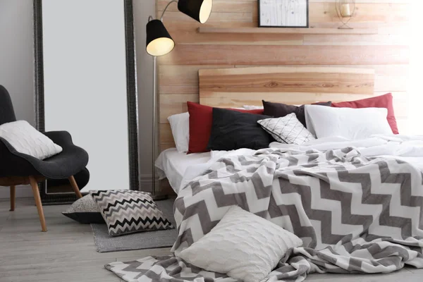 部屋でベッドの上の異なる枕 内部の装飾のためのアイデア — ストック写真