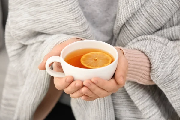 クローズ アップ 熱いお茶のカップを持つ女性 — ストック写真