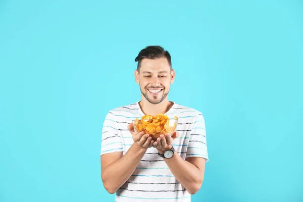 Man Bowl Potato Chips Color Background — Stock Photo, Image