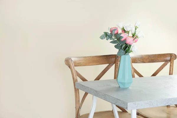 花瓶与美丽的花朵作为室内设计的元素 在房间的桌子 文本空间 — 图库照片
