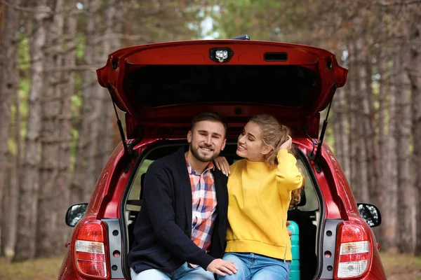 Jeune Couple Avec Valise Assis Dans Coffre Voiture Sur Route — Photo