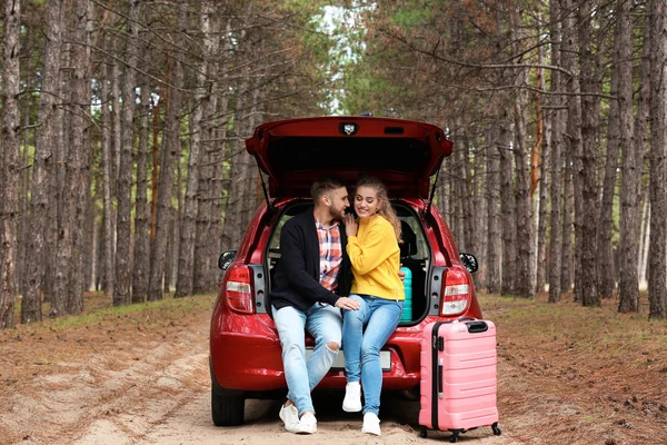 Pareja Joven Sentada Maletero Del Coche Maleta Camino Forestal — Foto de Stock