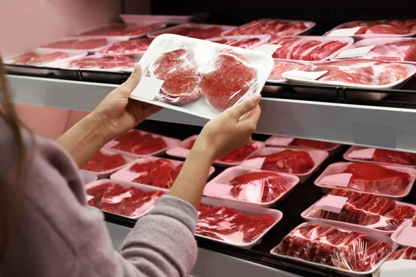 Donna Che Prende Carne Maiale Confezionata Dallo Scaffale Nel Supermercato — Foto Stock