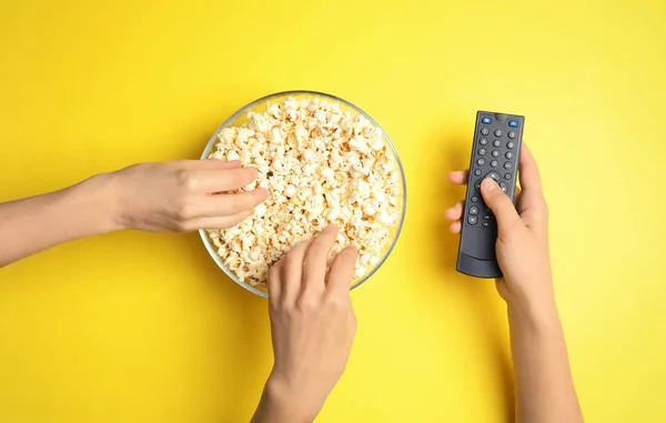 Kobiety Pilota Telewizora Jedzenie Popcorn Kolor Tła Widok Góry Stróżować — Zdjęcie stockowe