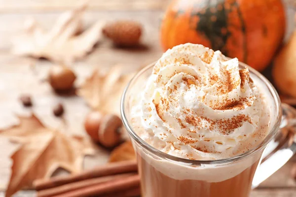 Glasbecher Mit Leckerem Kürbis Gewürz Latte Auf Holztisch Nahaufnahme — Stockfoto