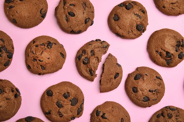 Finom Csokoládé Chip Cookie Kat Színes Háttér Lapos Feküdt — Stock Fotó