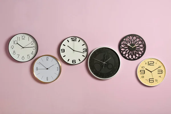 Diferentes Relojes Sobre Fondo Color Gestión Del Tiempo —  Fotos de Stock