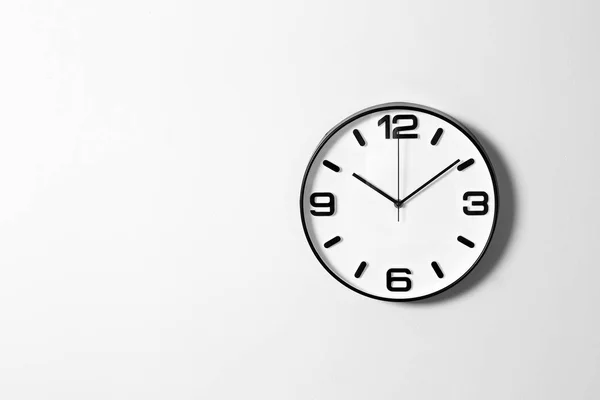 スタイリッシュな時計は 白の背景上のテキストのためのスペース 時間管理 — ストック写真