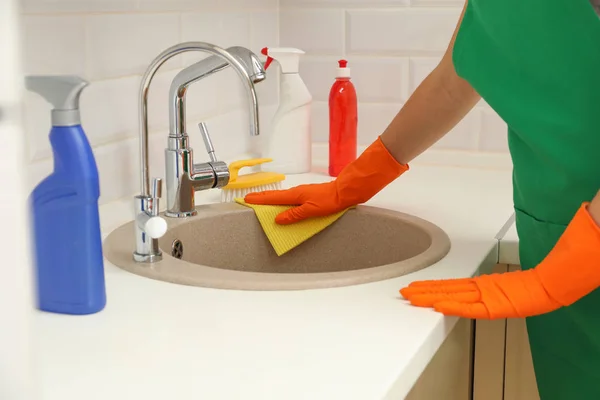 Vrouw Schoonmaak Keuken Met Doek Binnenshuis — Stockfoto