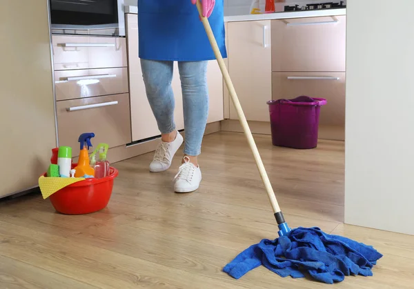 Mulher Lavando Chão Com Esfregona Cozinha Serviço Limpeza — Fotografia de Stock