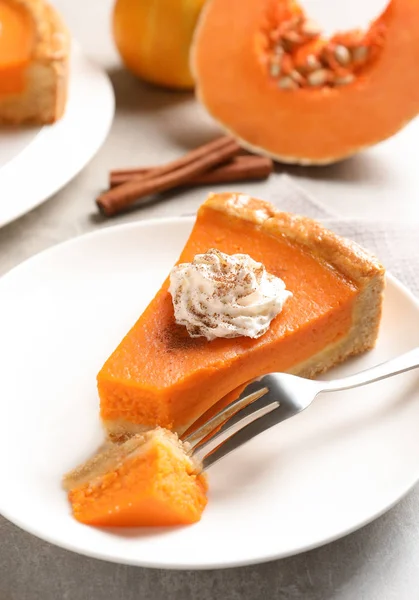 Placa Con Trozo Pastel Calabaza Casero Delicioso Fresco Mesa Ligera — Foto de Stock