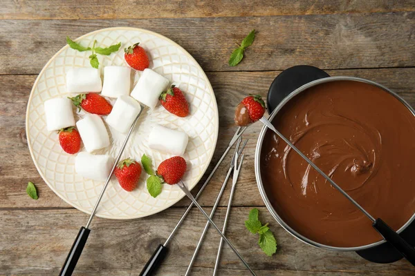 Flache Liegekomposition Mit Schokoladenfondue Topf Erdbeeren Und Marshmallows Auf Holzgrund — Stockfoto