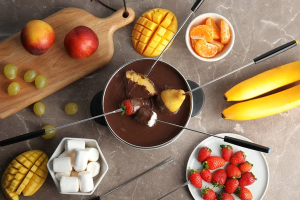 Composición Plana Con Fondue Chocolate Maceta Frutas Sobre Fondo Gris — Foto de Stock