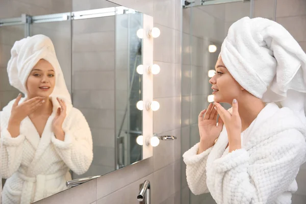 Belle Femme Avec Serviette Sur Tête Près Miroir Dans Salle — Photo