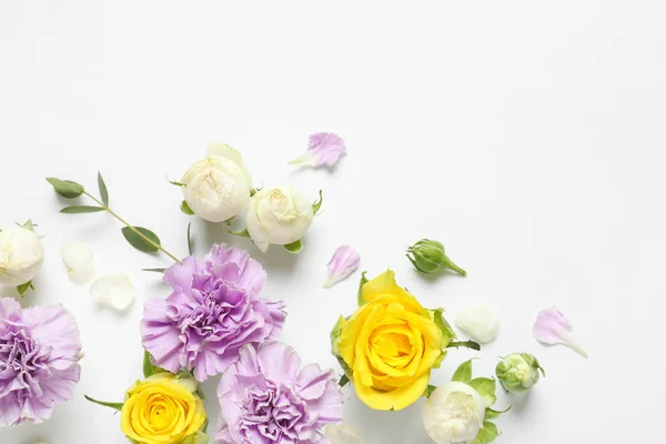 Composición Plana Con Hermosas Flores Flor Sobre Fondo Blanco — Foto de Stock