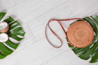 Bambu çanta ve ahşap arka plan üzerinde metin için yer düz yatıyordu kompozisyonu