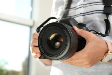 Arka plan bulanık, portre profesyonel kamera ile kadın fotoğrafçı