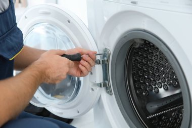 Genç tesisatçı banyo, closeup çamaşır makinesi tamir