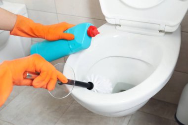 Kanepede oturan ve evde çay içme havlu sarılmış saçlı güzel kadın