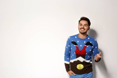 Noel Kazak beyaz arka plan üzerinde genç çift