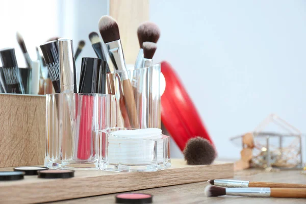 Penyelenggara Dengan Produk Kosmetik Untuk Makeup Meja Dekat Cermin — Stok Foto