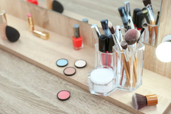 Organisateur Avec Produits Cosmétiques Pour Maquillage Sur Table Près Miroir — Photo