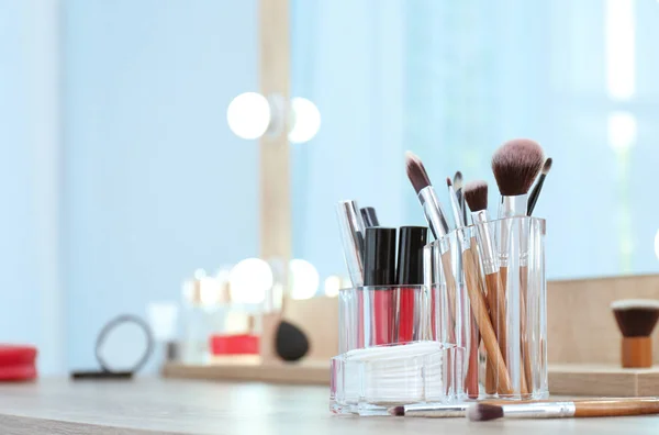 Organizzatore Con Prodotti Cosmetici Trucco Tavolo Vicino Specchio Spazio Testo — Foto Stock