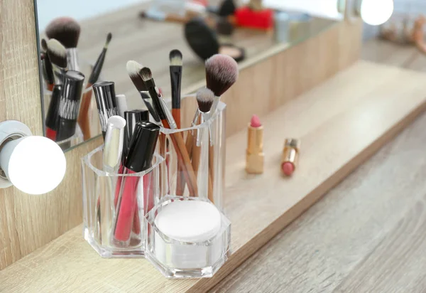 Organisateur Avec Produits Cosmétiques Pour Maquillage Sur Table Près Miroir — Photo