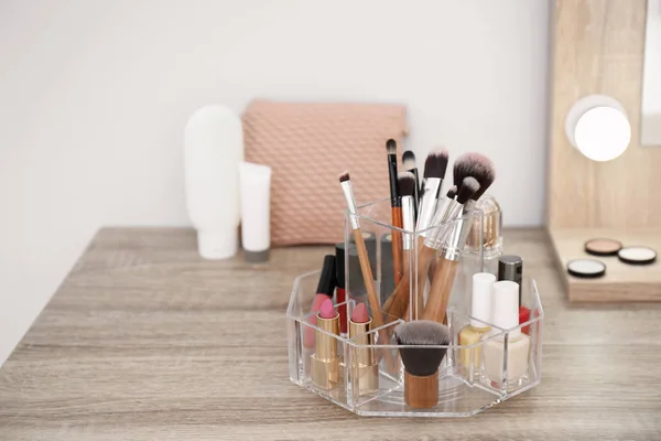 Organizador Con Productos Cosméticos Para Maquillaje Mesa Cerca Del Espejo — Foto de Stock