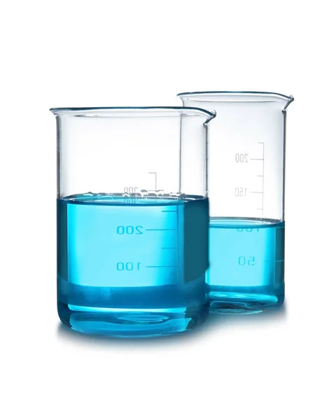 在桌子上的液体与白色背景的烧杯 实验室分析 — 图库照片