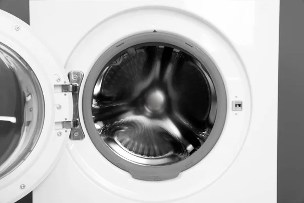 Gri Arka Plan Closeup Üzerinde Açık Çamaşır Makinesi Çamaşır Günü — Stok fotoğraf