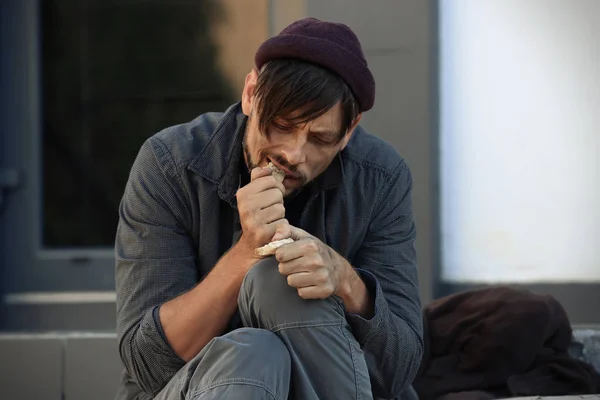 Homem Pobre Sem Teto Comendo Pedaço Pão Rua Cidade — Fotografia de Stock