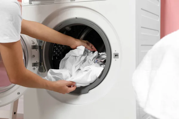 Kvinnan Tar Tvätt Tvättmaskinen Inomhus Närbild — Stockfoto