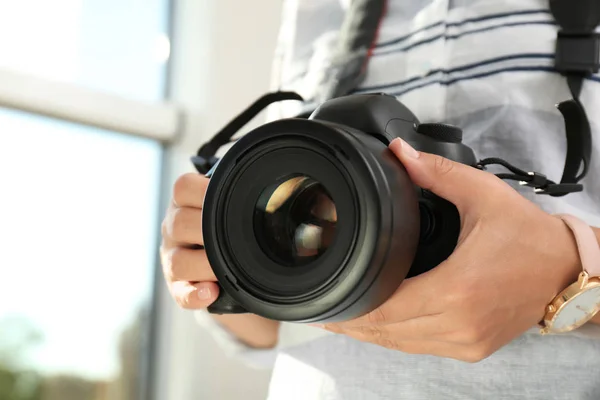 Vrouwelijke Fotograaf Met Professionele Camera Onscherpe Achtergrond Close — Stockfoto